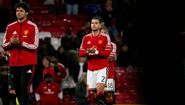 Dalot tiếp tục gây thất vọng. Ảnh: Ash Donelon/Manchester United qua Getty Images