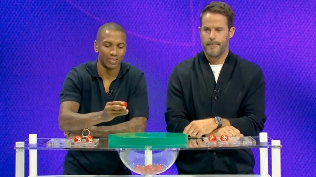 Ashley Young bốc thăm vòng 4 Carabao Cup. Ảnh: Sky Sports