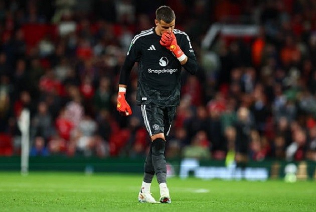 Karl Darlow (3): Mắc sai lầm lớn trong ngày ra mắt khi không lao ra cản phá, tạo điều kiện cho Kostoulas ghi bàn rút ngắn tỷ số cho Brighton. Ảnh: MB Media/Getty Images.