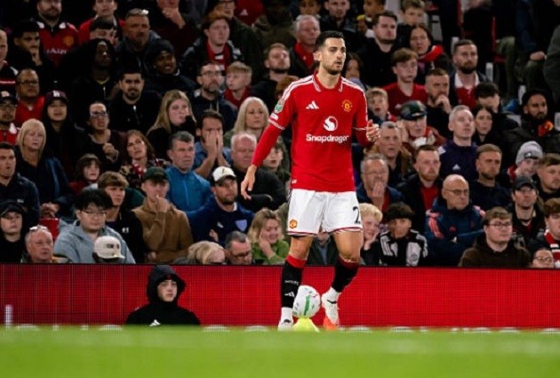 Diogo Dalot (2): Chuyền bóng bất cẩn dẫn đến bàn thua thứ hai chỉ vài giây sau đó. Anh cũng gặp rất nhiều khó khăn trước Malick Yalcouyé. Ảnh: Ash Donelon/Manchester United via Getty Images.