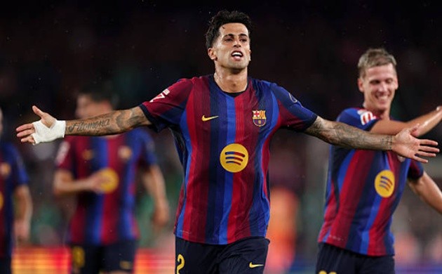 Joao Cancelo - 6.9: Tỏa sáng rực rỡ với cú đúp sút xa đẳng cấp trong hiệp một, dù khả năng hỗ trợ phòng ngự ở bàn thua đầu tiên vẫn có thể làm tốt hơn.