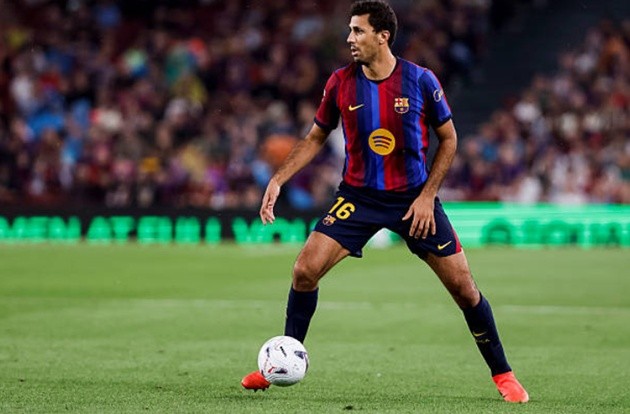Rodri - 6.9: Làm chủ tuyến giữa với khả năng điều tiết nhịp độ và che chắn từ xa hiệu quả, phân phối bóng chính xác và hòa nhập ngày càng mượt mà vào lối chơi của Flick.