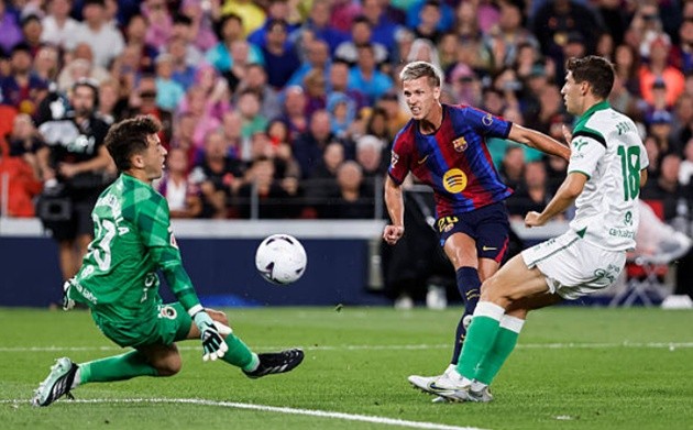 Dani Olmo - 7.6: Hạt nhân sáng tạo ở trung lộ với 5 đường chuyền quyết định, đạt tỷ lệ chuyền bóng chính xác 100% cùng 1 pha kiến tạo đẳng cấp.