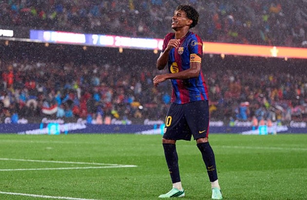 Lamine Yamal - 8: Dù sút hỏng penalty và một lần bị cột dọc từ chối, sao trẻ vẫn chơi bùng nổ với 1 đường kiến tạo cho Jesus trước khi tự mình ghi bàn ở phút bù giờ.