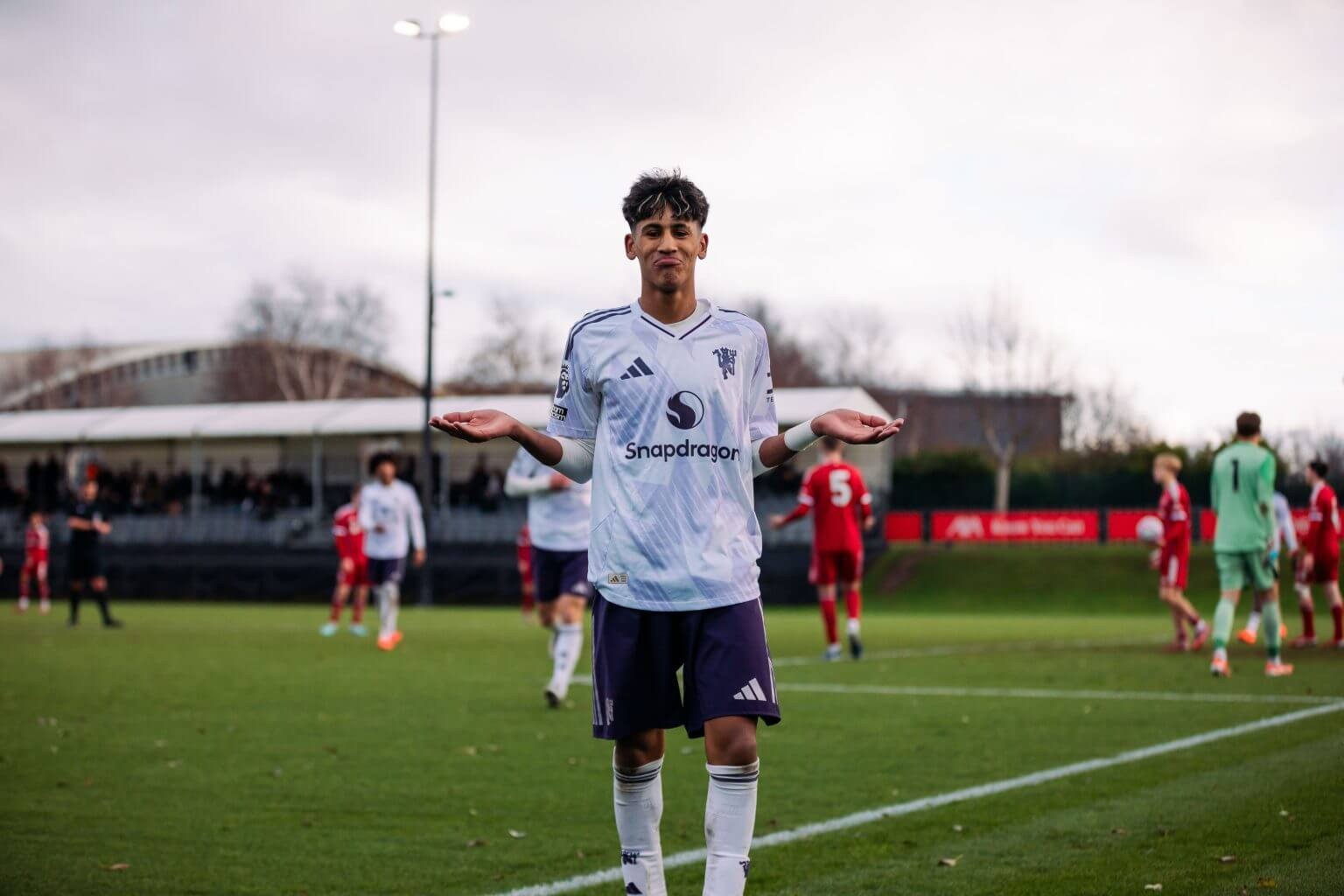 JJ Gabriel in an under-18s game against Liverpool last season, where he scored a hat-trickẢnh của Poppy Townson – Manchester United / Getty Images.