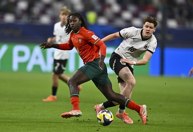 Luca Weinhandl (áo trắng) tại giải U17 World Cup Qatar 2026. Ảnh: EPA