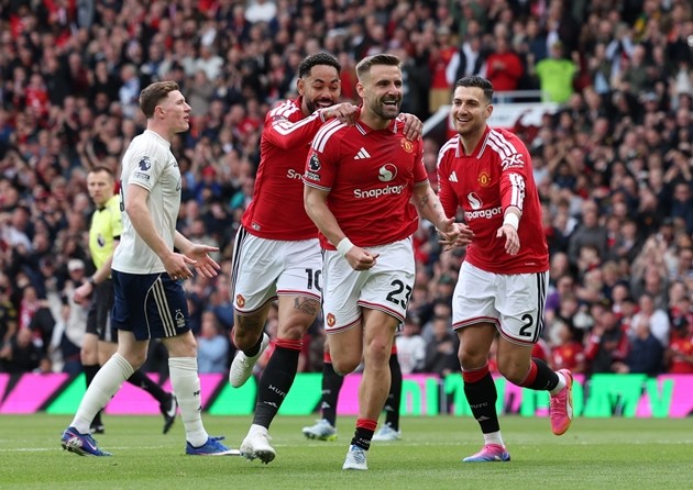 Người hâm mộ Man United chờ đợi Luke Shaw trở lại. Ảnh: EPA