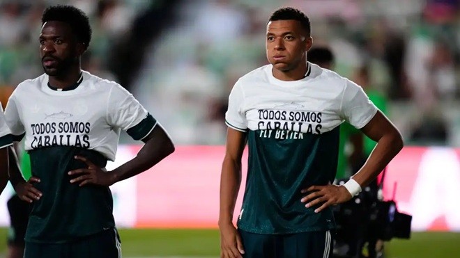 Mbappe đã cuộn chiếc áo lên. Ảnh: NurPhoto.