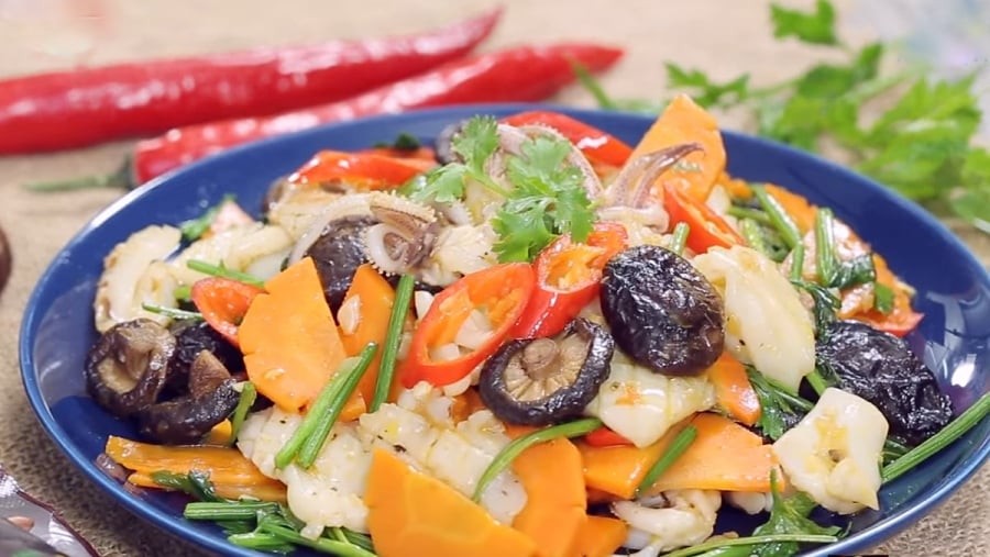 Mực xào nấm

