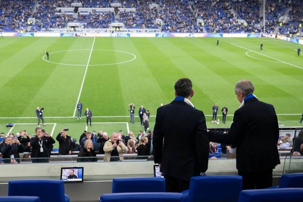 Bạn có bỏ ra hơn 800 triệu đồng để có 1 ngày hoà nhập cùng các cầu thủ Everton? Ảnh: EPA.