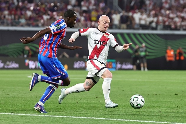 Tyrick Mitchell thi đấu với sự ổn định cao trong màu áo Crystal Palace. Ảnh: EPA