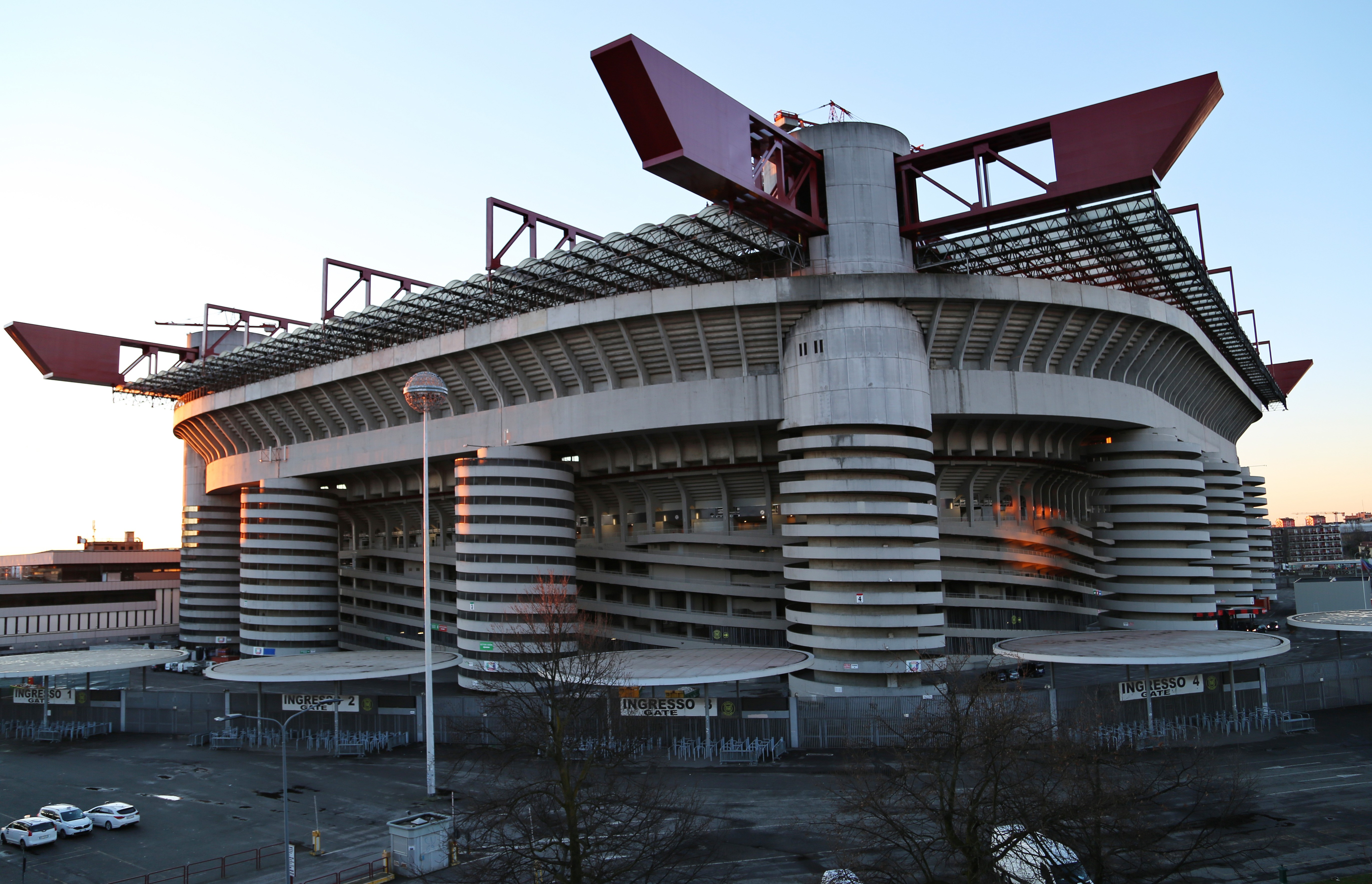 Tiếng gầm San Siro sẽ còn trong ký ức Milan. (Ảnh: EPA Images)