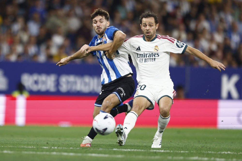 Silva là mẫu tiền vệ duy nhất có thể kiểm soát bóng tại Bernabeu lúc này. Ảnh: EPA IMAGES. 