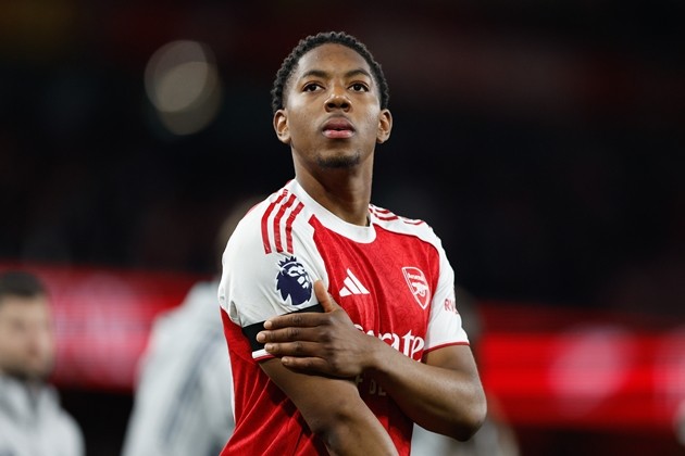 Myles Lewis-Skelly không quan tâm đến tin đồn liên quan đến Manchester United. Ảnh: EPA/DAVID CLIFF