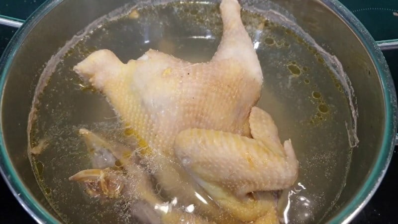 Trước tiên, chọn nồi có kích thước đủ lớn để đặt vừa cả con gà. 


