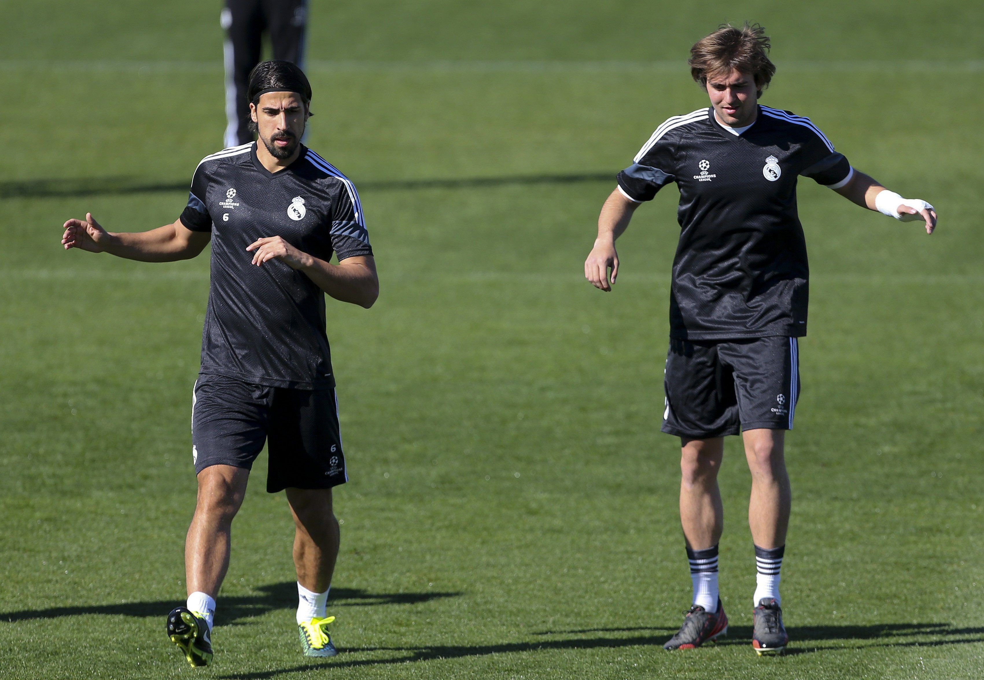 Khedira dùng tư duy chiến thuật để khâu kín hàng tiền vệ. (Ảnh: EPA Images)