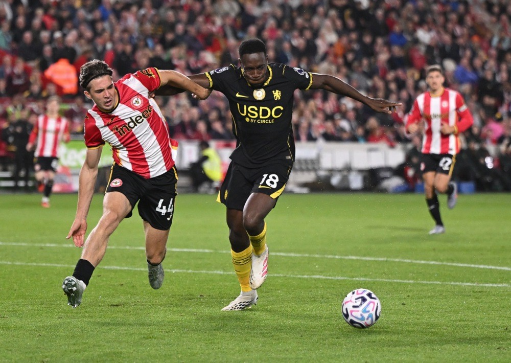 Danny Welbeck – 5 điểm: Hoàn toàn “mất hút” trên hàng công trong trận đầu tiên đá chính tại Ngoại hạng Anh cho CLB. Sự vắng mặt của João Pedro đã để lại khoảng trống quá lớn. Ảnh: EPA.