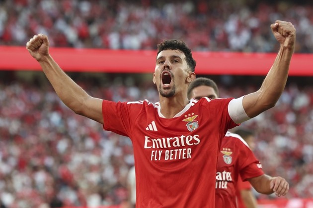 Tomas Araujo nằm trong tầm ngắm của Bayern Munich. Ảnh: EPA/ANTONIO COTRIM
