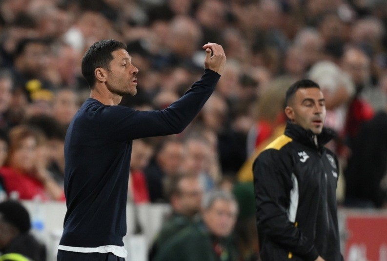 Xabi đã không có được những phương án nhân sự tốt nhất trước Brentford. Ảnh: EPA.