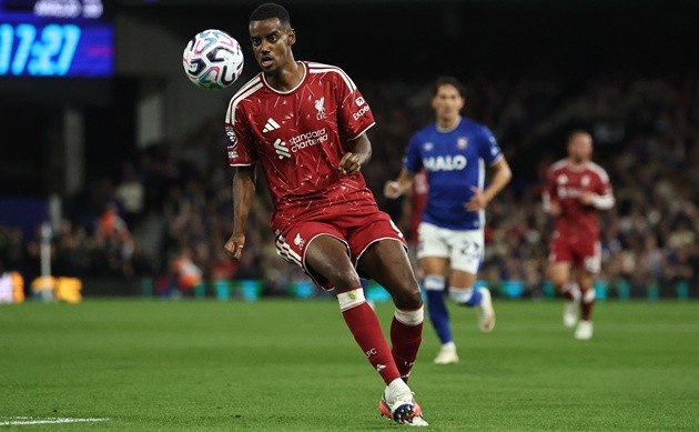 Isak không hối hận khi đến Liverpool. (Ảnh: EPA Images)