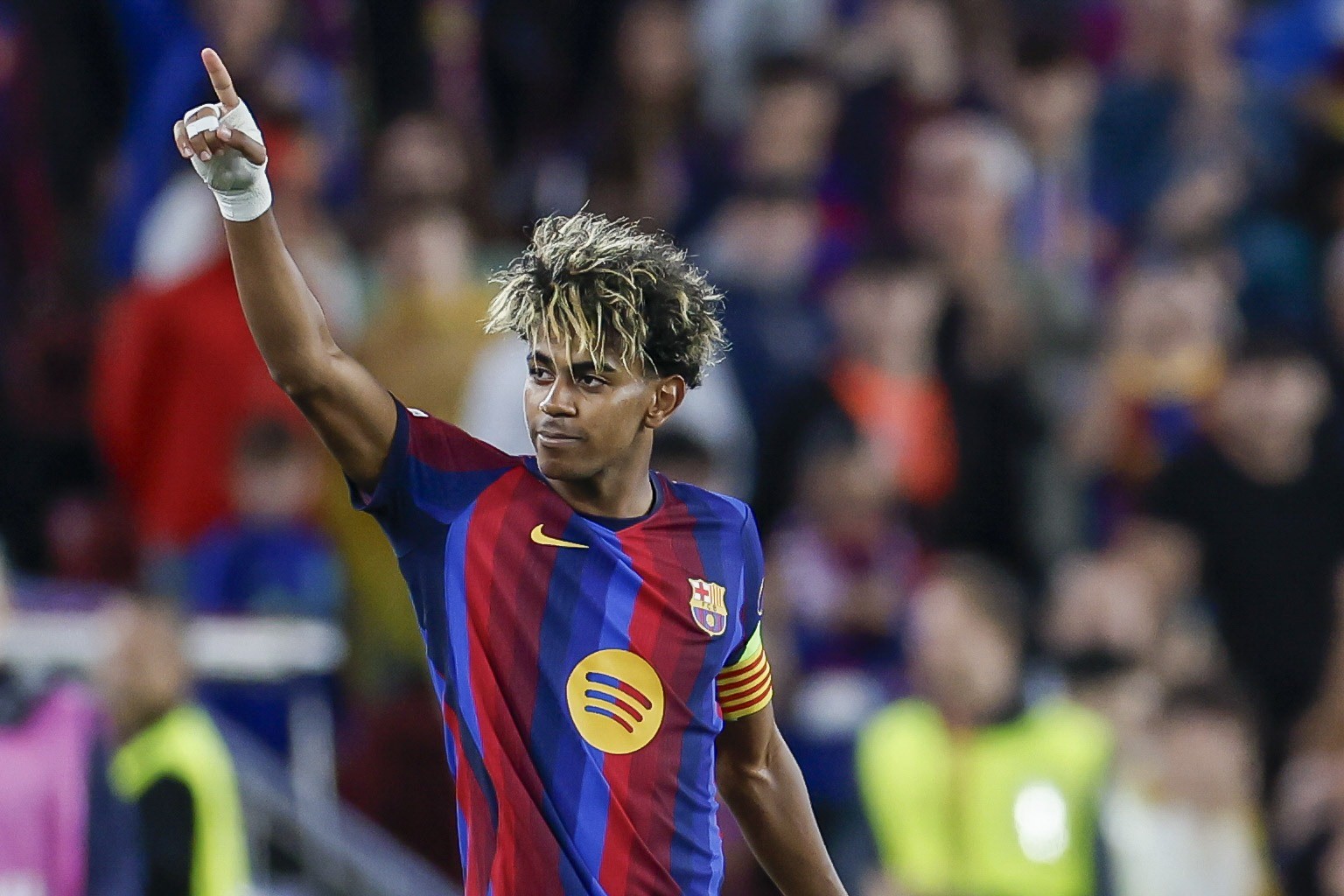 Lamine Yamal dè chừng PSG và Bayern Munich tại Champions League. Ảnh: EPA/ALBERTO ESTEVEZ