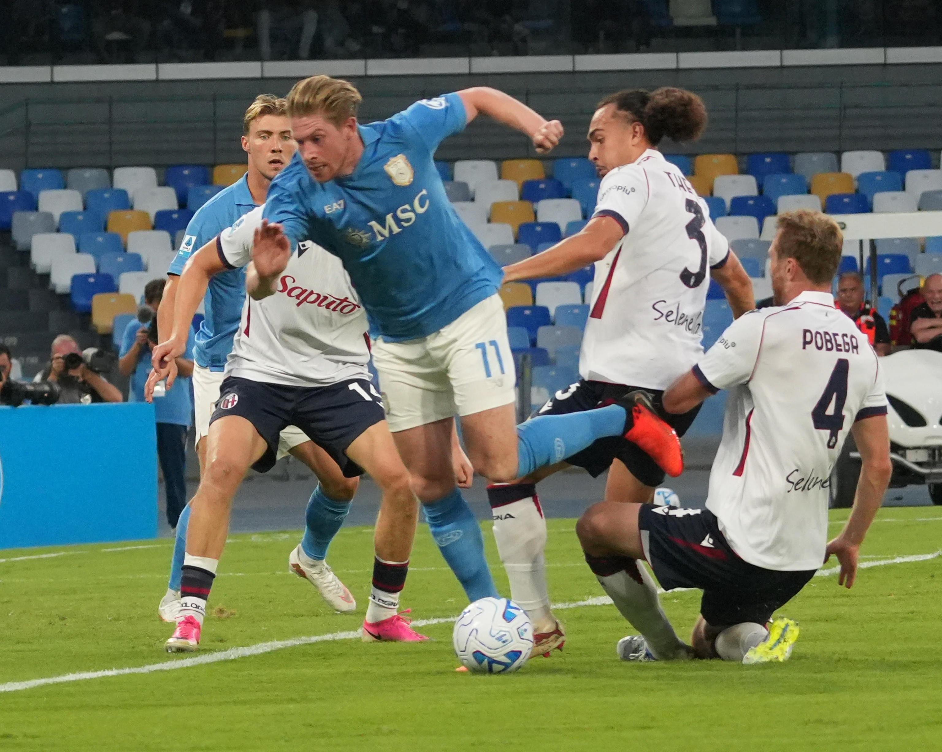 Napoli tạm thời vượt qua khủng hoảng sau trận thắng Bologna. Ảnh: EPA/CESARE ABBATE