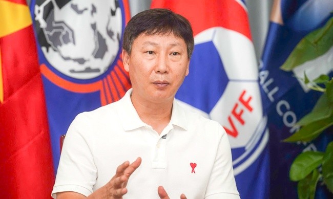 HLV Kim Sang-sik có dàn nhân sự chất lượng. Ảnh: VFF.