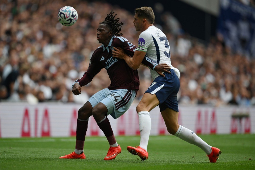 Xuất phát từ một tình huống lộn xộn trong vòng cấm Tottenham Hotspur, Boubacar Kamara đã có pha kiến tạo để Johan Manzambi nhanh chân dứt điểm cận thành, mở tỷ số cho Aston Villa. Ảnh: EPA.