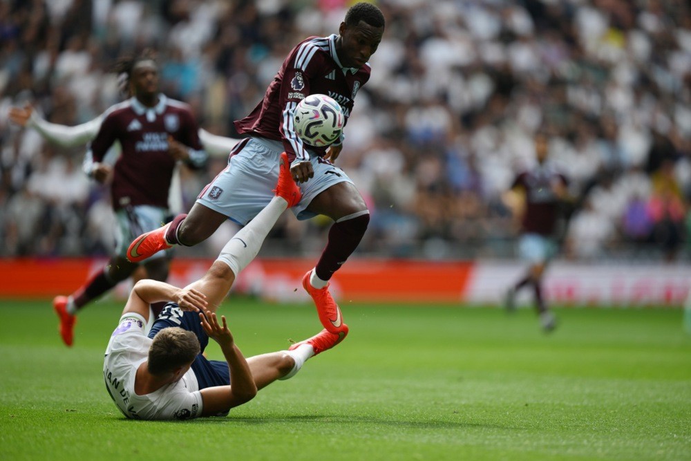 Nicolas Jackson đã có tình huống chớp thời cơ nhanh nhạy, nâng tỷ số lên thành 2-0 cho Aston Villa. Ảnh: EPA.