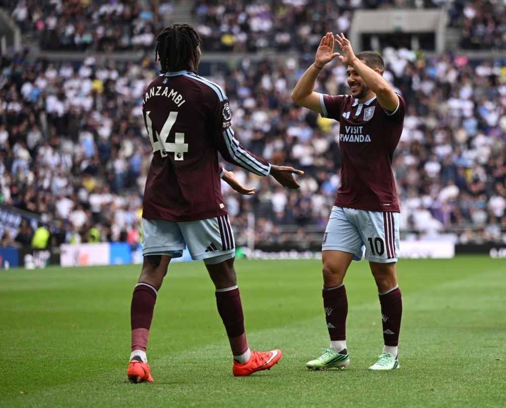 Emiliano Buendia tung cú sút xa thần sầu, nâng tỷ số lên thành 3-0 cho Aston Villa. Ảnh: EPA.