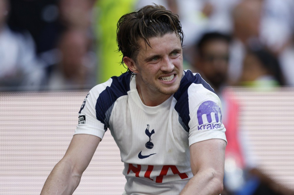 Conor Gallagher ghi bàn thu ngắn cách biệt xuống còn 1-3 cho Tottenham Spurs. Ảnh: EPA.