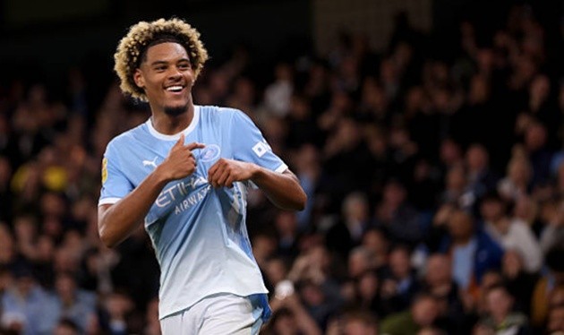 Floyd Samba được cả nhà chúc mừng sau cú đúp trước Norwich. (Ảnh: EPA Images)