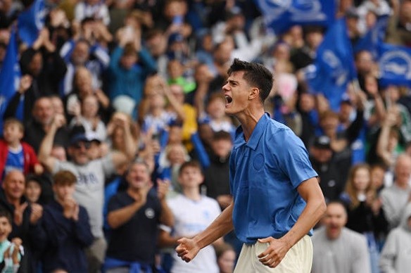 Chema Andrés ghi bàn thắng nâng tỷ số lên 3-0 cho Brighton. Ảnh: Mike Hewitt/Getty Images.