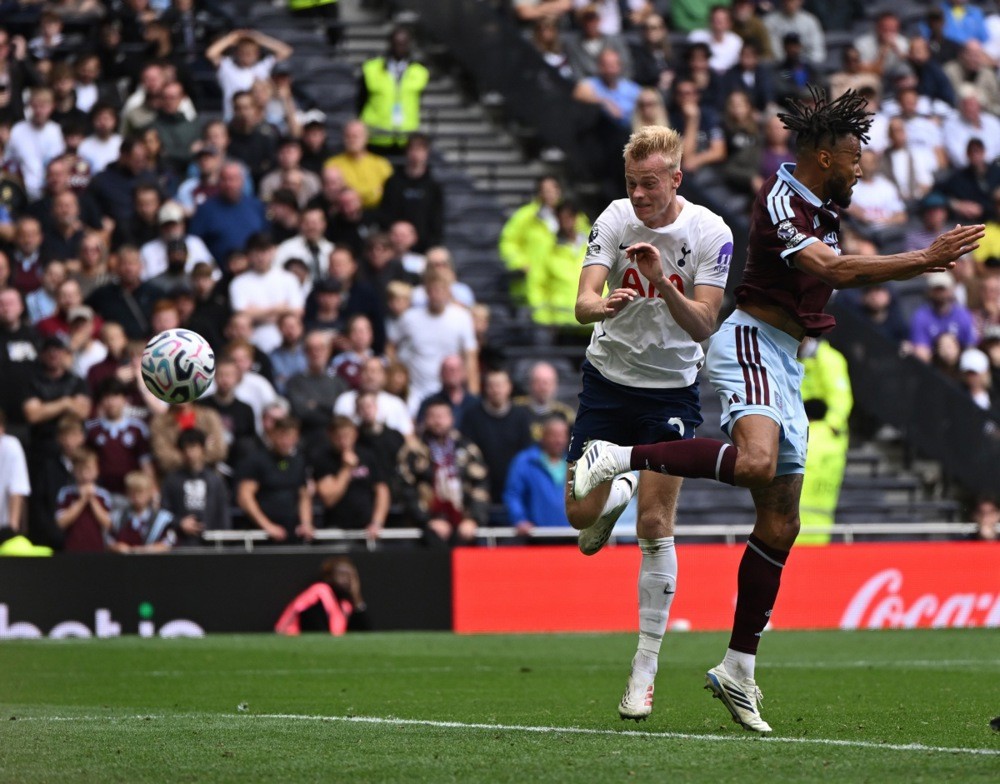 Jan Paul van Hecke (trái) nhận nhiều chỉ trích dù ghi bàn ở trận thua của Tottenham. Ảnh: EPA/Daniel Hambury.