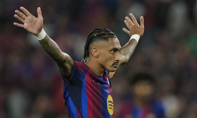 Raphinha đặt dấu hỏi khi Atletico giữ Alvarez. (Ảnh: EPA Images)