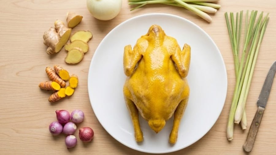 Bạn có thể luộc gà không cần nước mà vẫn giúp gà chín đều từ trong ra ngoài, dậy mùi thơm, giữ được độ ngọt tự nhiên của thịt.