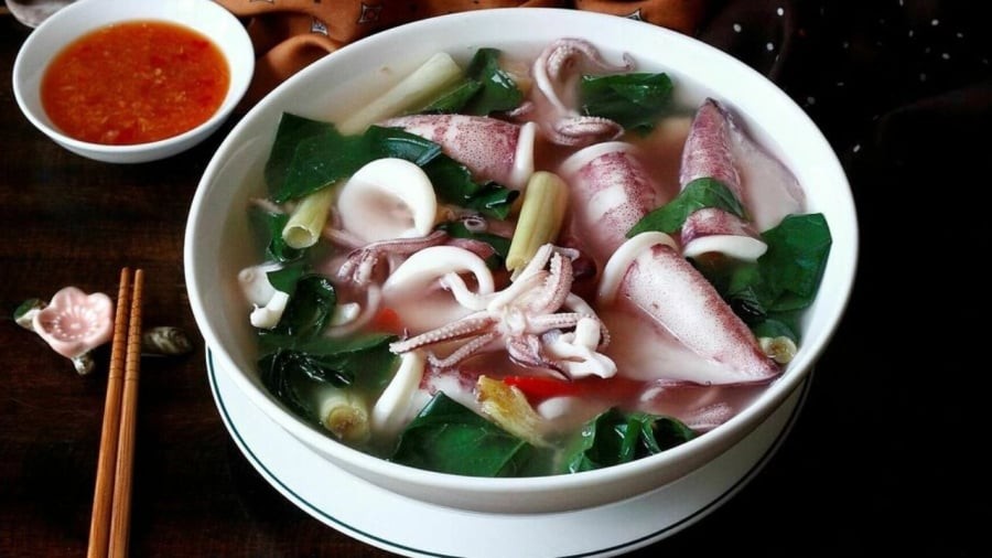 Với mực tươi vừa đánh bắt, bạn có thể chọn cách luộc nhanh trong nước sôi dễ giữ độ giòn ngọt tự nhiên của thịt mực.