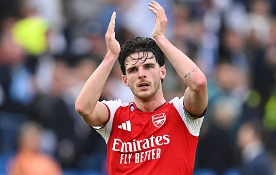 Declan Rice (6.0): Một trận đấu đáng quên với Rice. Tiền vệ này không chỉ gặp khó khăn trong việc thu hồi bóng mà còn thiếu đi sự điềm tĩnh cần thiết ở những thời điểm nóng của trận đấu, dẫn đến việc phải nhận thẻ vàng đáng tiếc.