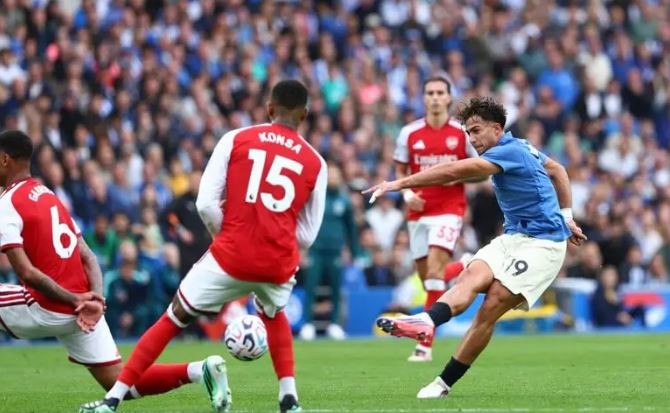 Arsenal sụp đổ trước Brighton. Ảnh: Clive Rose/Getty Images.