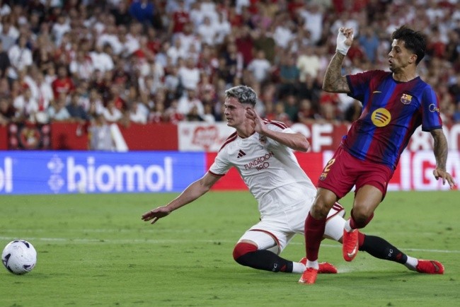 Joao Cancelo - 6.9 điểm: Thể hiện sự tiến bộ đáng khen ở khâu phòng ngự khi khóa chặt mũi nhọn Sierra của Sevilla. Ảnh: EPA.