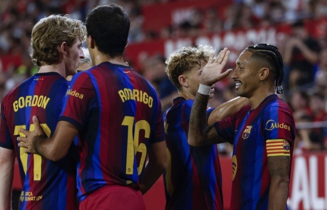 Barcelona thể hiện sức mạnh áp đảo. Ảnh: EPA.