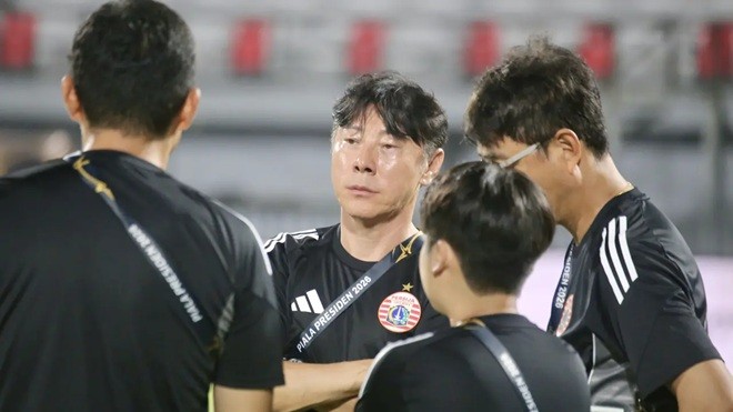Shin Tae-yong đã tái xuất bóng đá Indonesia ở cấp độ CLB. Ảnh: Bola.