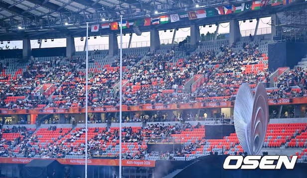 Nhiều chỗ trên khán đài bị bỏ trống. Ảnh: Osen.