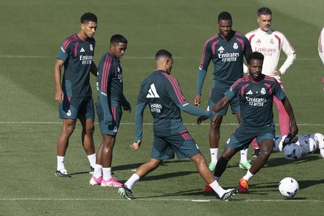 Dàn sao Real tập luyện sẵn sàng đấu Atletico. Ảnh: EPA