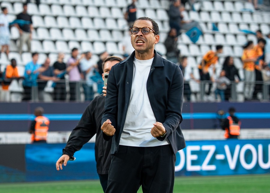 HLV Liam Rosenior khẳng định gia định mình bị một bộ phận cổ động viên Strasbourg lăng mạ. Ảnh: Paris FC.