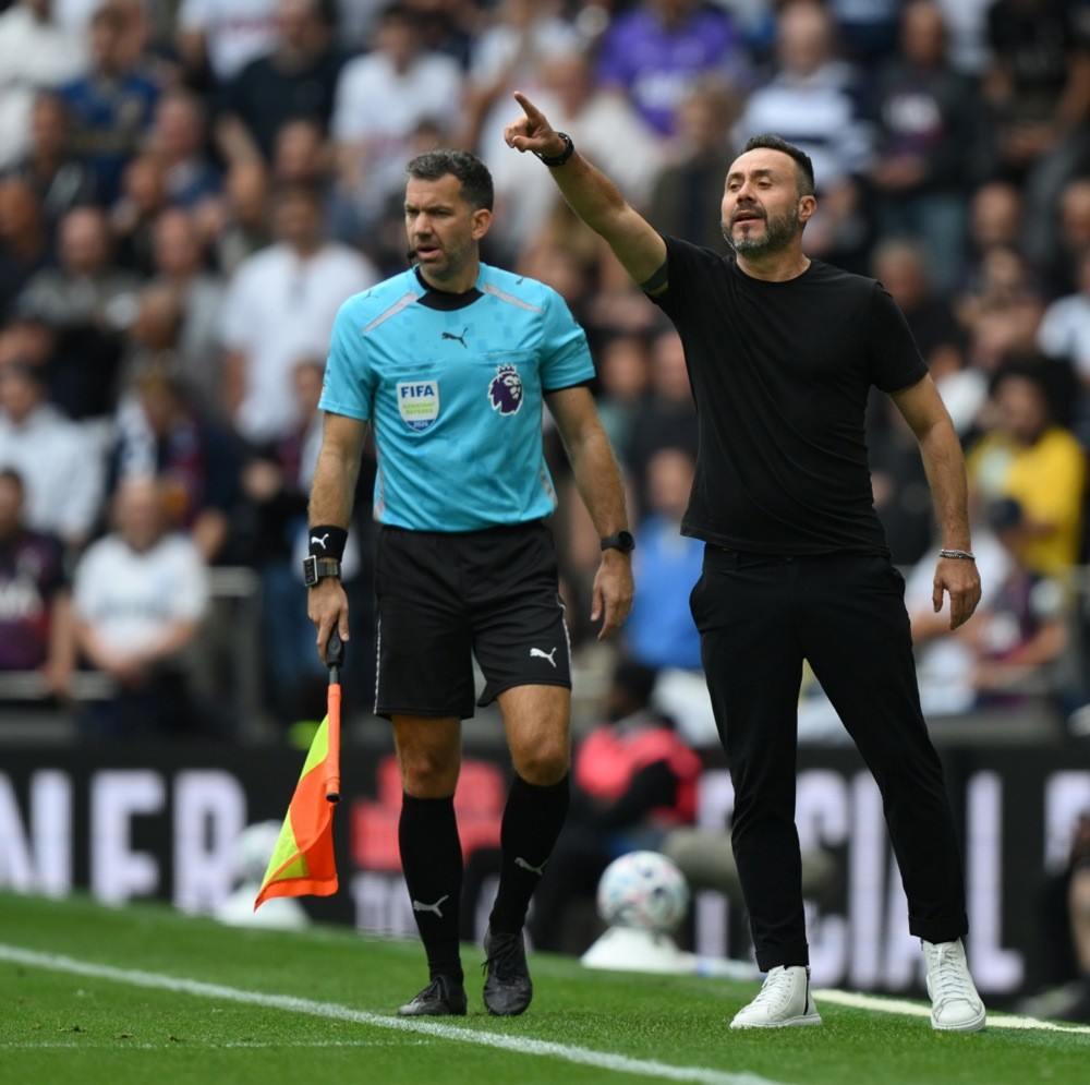 Những thay đổi của HLV Roberto De Zerbi không đem đến nhiều hiệu quả trước Aston Villa. Ảnh: EPA/Daniel Hambury.
