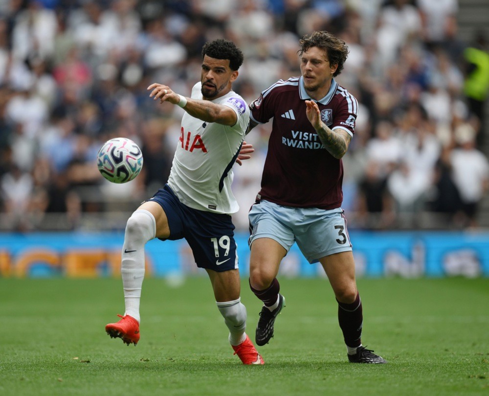 Dominic Solanke (trái) có màn trình diễn thất vọng trước Aston Villa. Ảnh: EPA/Daniel Hambury.
