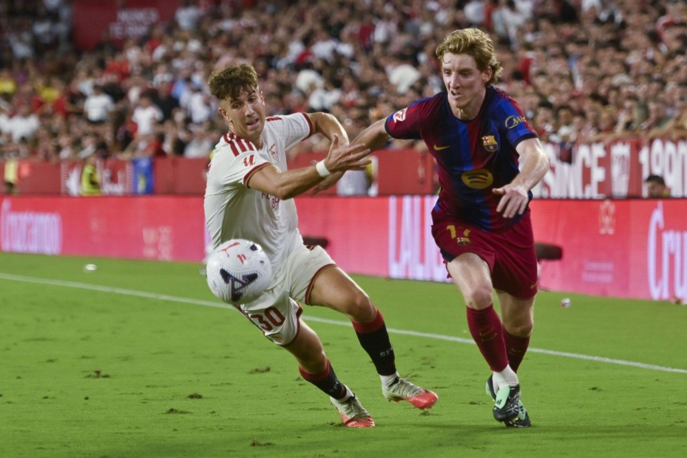 Anthony Gordon gây thất vọng dù Barcelona thắng Sevilla. Ảnh: EPA/Raul Caro.