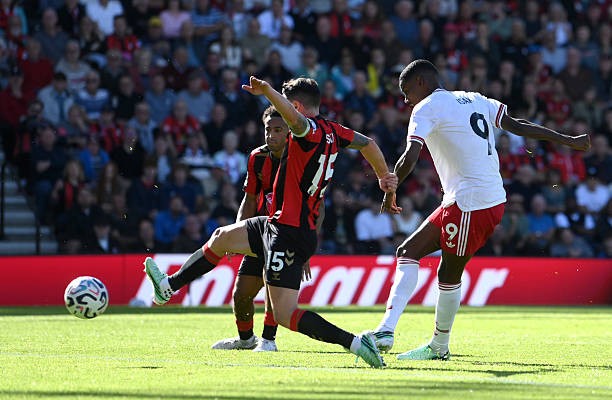 Isak mở tỷ số cho Liverpool. Ảnh: Mike Hewitt/Getty Images.