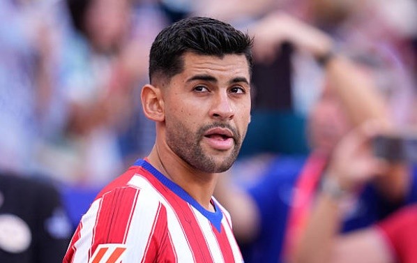 Romero có 1 tình huống phạm lỗi nguy hiểm với Bellingham. Ảnh: Dennis Agyeman/Europa Press via Getty Images.